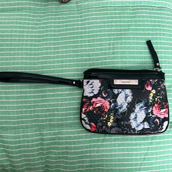 Floral wristlet - Picture 1 of 3